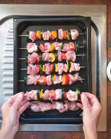 préparer des brochettes de poulets