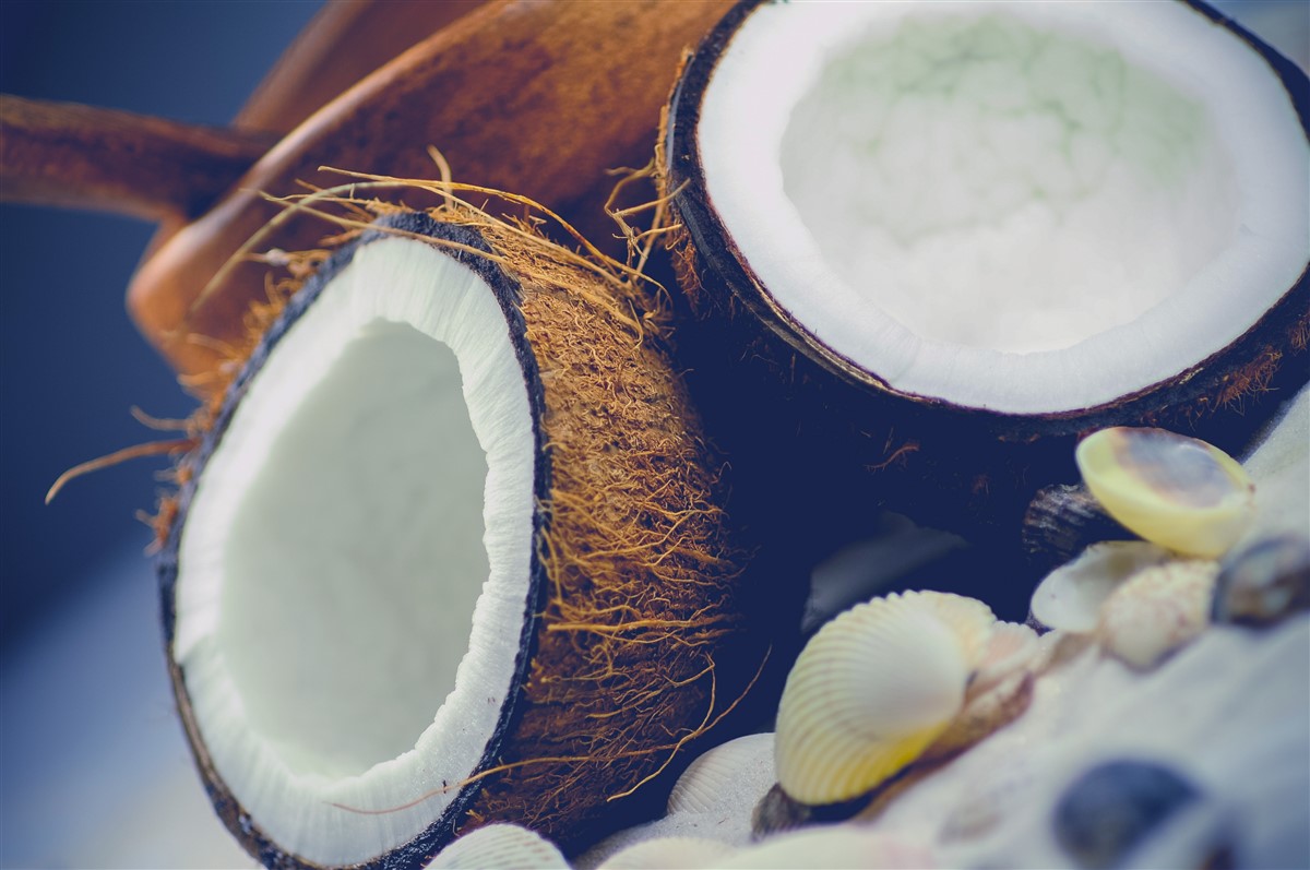 ouvrir une noix de coco avec des ustensiles de cuisine