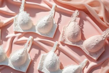 explorez les dernières tendances des brassières en dentelle pour cet été et adoptez un style élégant et féminin tout en restant confortable.