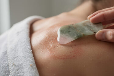 découvrez comment le massage guasha stimule la circulation sanguine, favorise la détoxification et améliore votre bien-être général grâce à des techniques traditionnelles chinoises.
