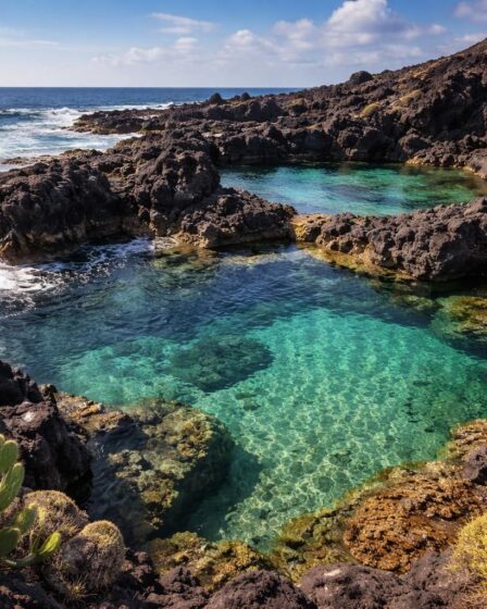 découvrez les magnifiques piscines naturelles des charcones à lanzarote, un lieu unique pour se baigner et profiter d'un paysage volcanique spectaculaire.