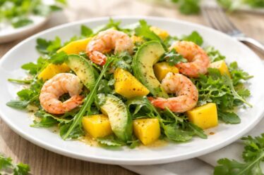 savourez la fraîcheur printanière avec la salade de mangue, avocat et crevette de cyril lignac, une entrée légère et pleine de saveurs exotiques.