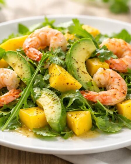 savourez la fraîcheur printanière avec la salade de mangue, avocat et crevette de cyril lignac, une entrée légère et pleine de saveurs exotiques.